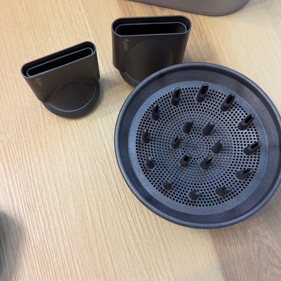 Dyson Supersonic Hair Dryer with carrying case and 4 attachments - Picture 6 of 7